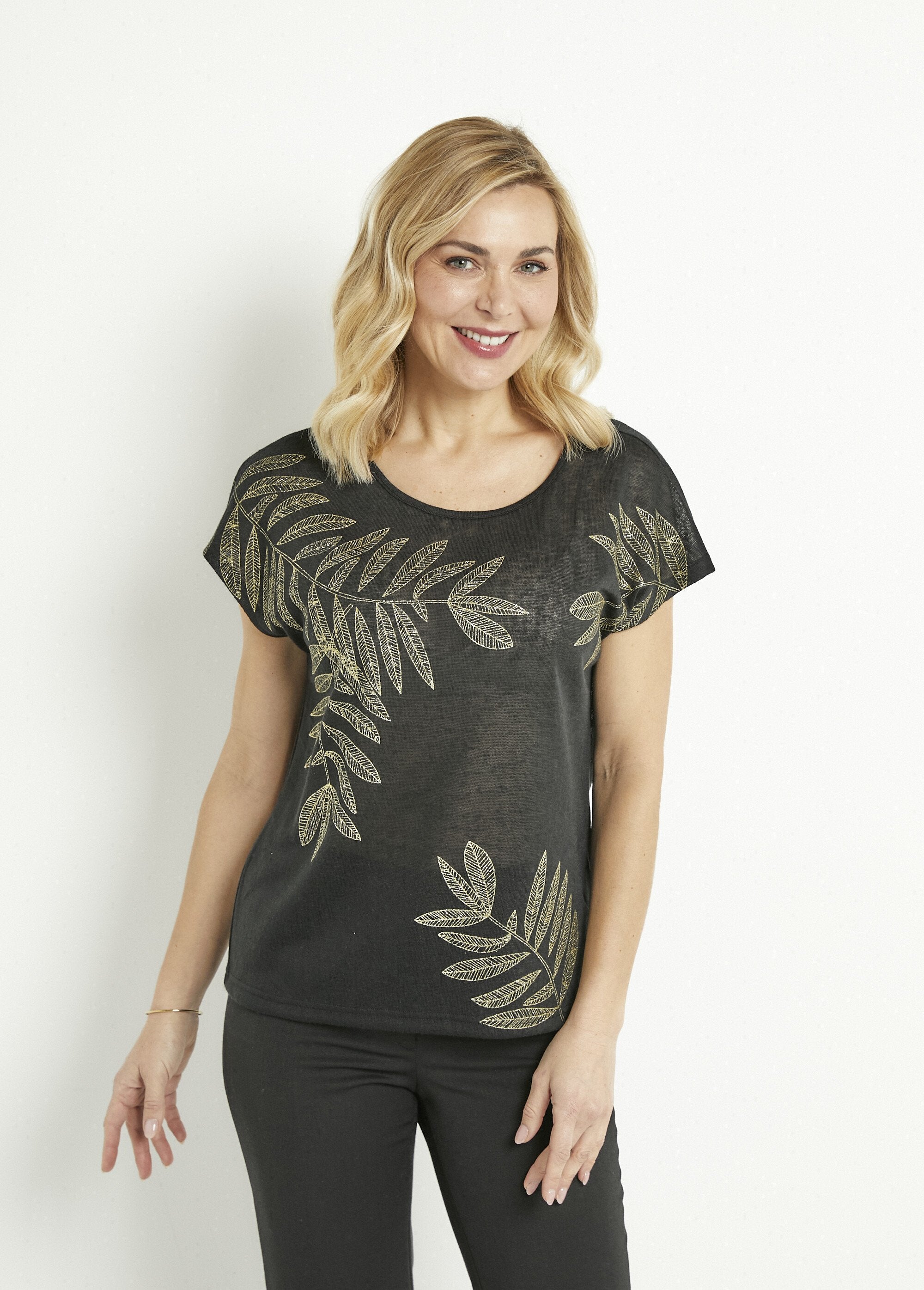 Round_neck_t-shirt_with_slub_knit_and_gold_pattern_Black_FA1_slim