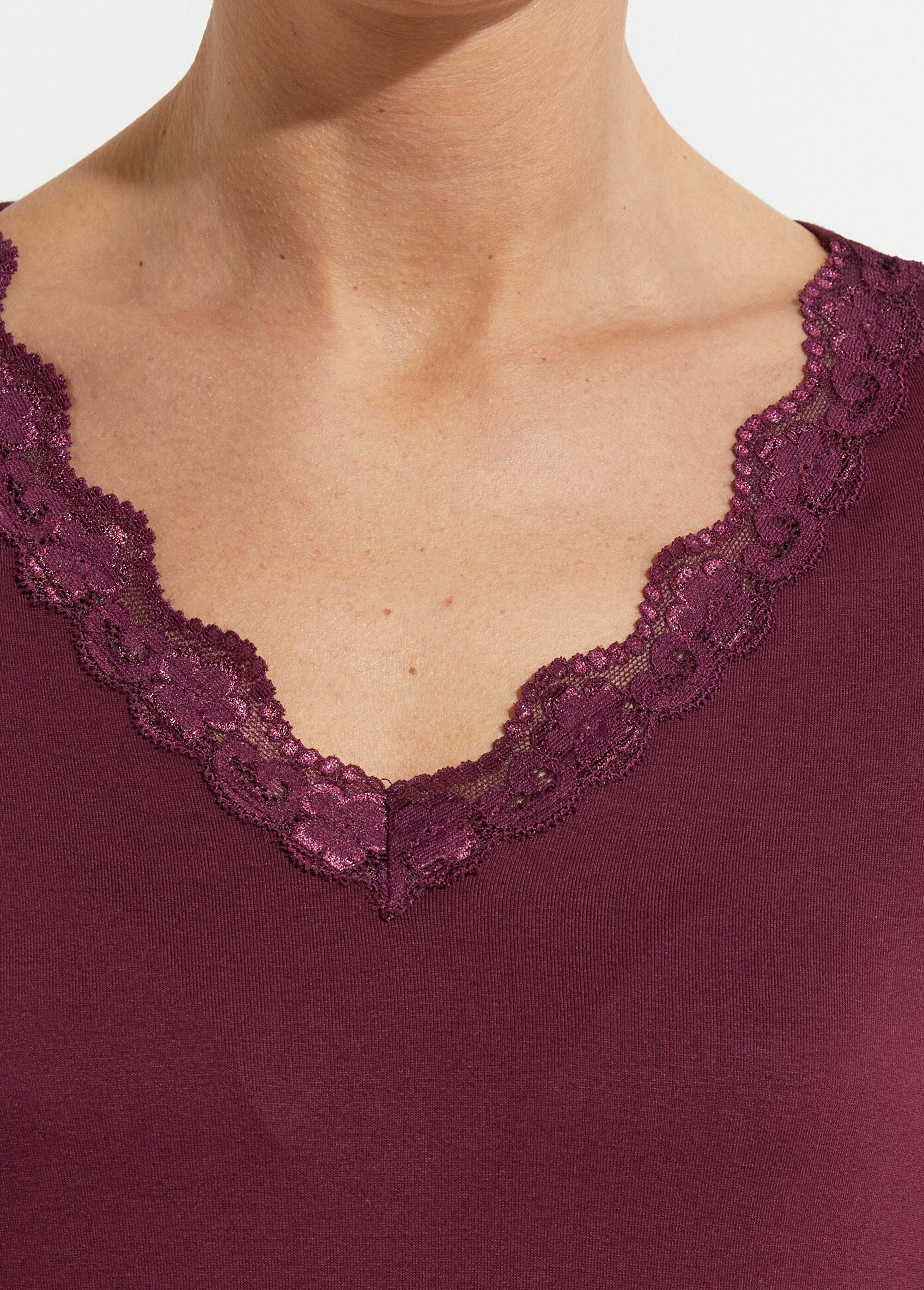 Short_lace_V-neck_long-sleeved_t-shirt_Plum_DE1_slim