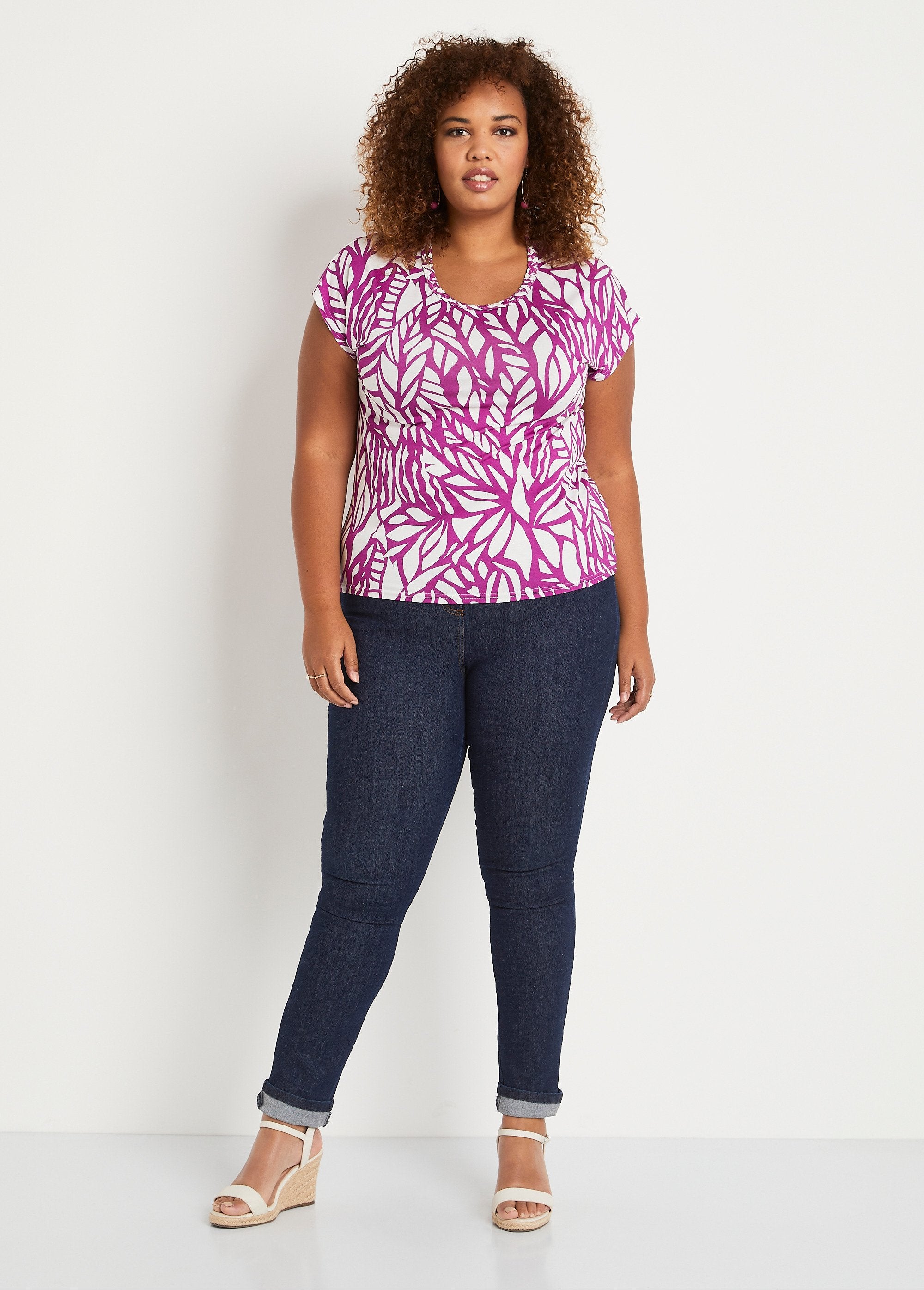 Short_graphic_t-shirt_Blackcurrant_and_white_SF1_curvy