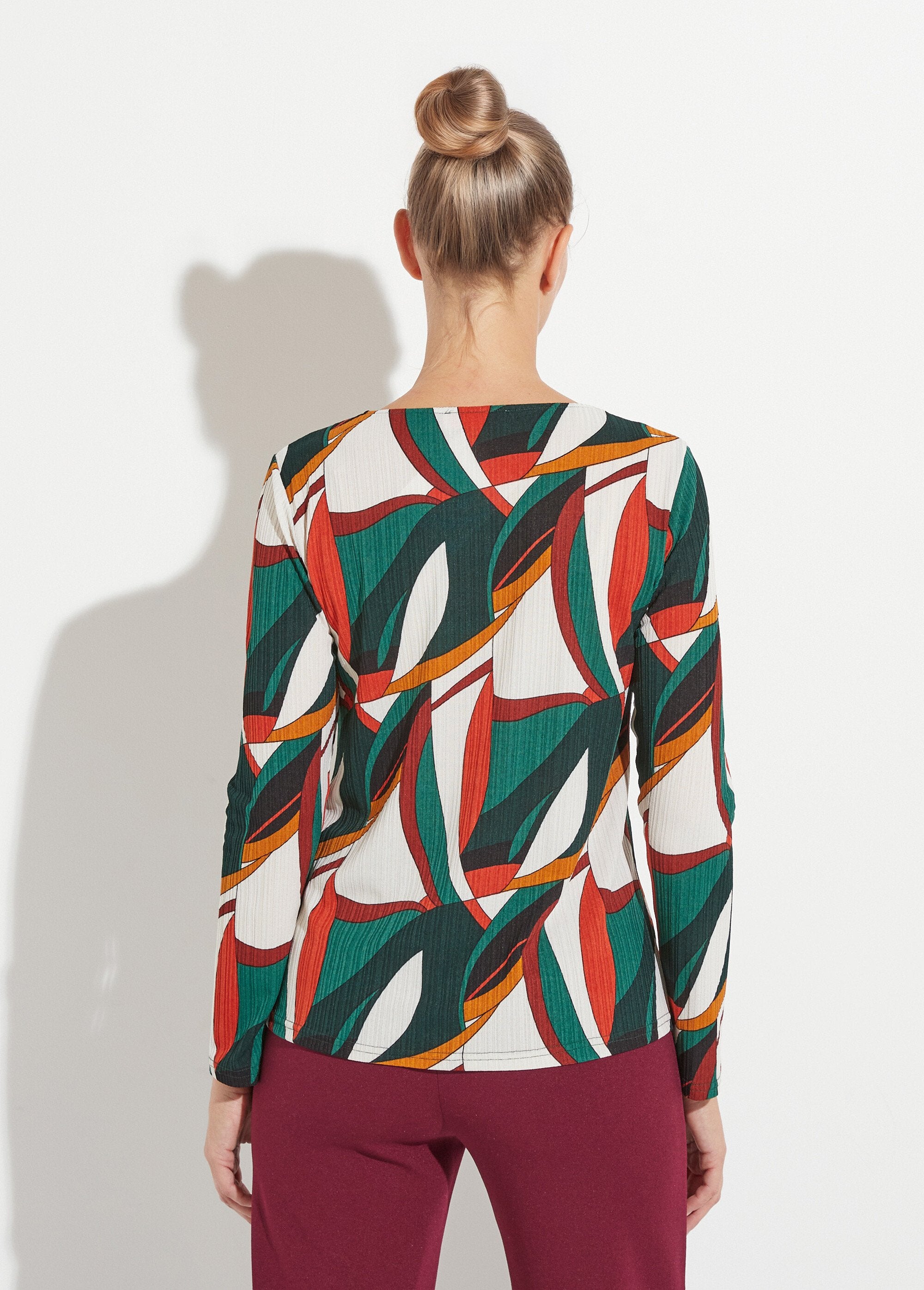 V-neck_flared_T-shirt_with_multicolored_graphic_print_Imprime_vert_DO1_slim