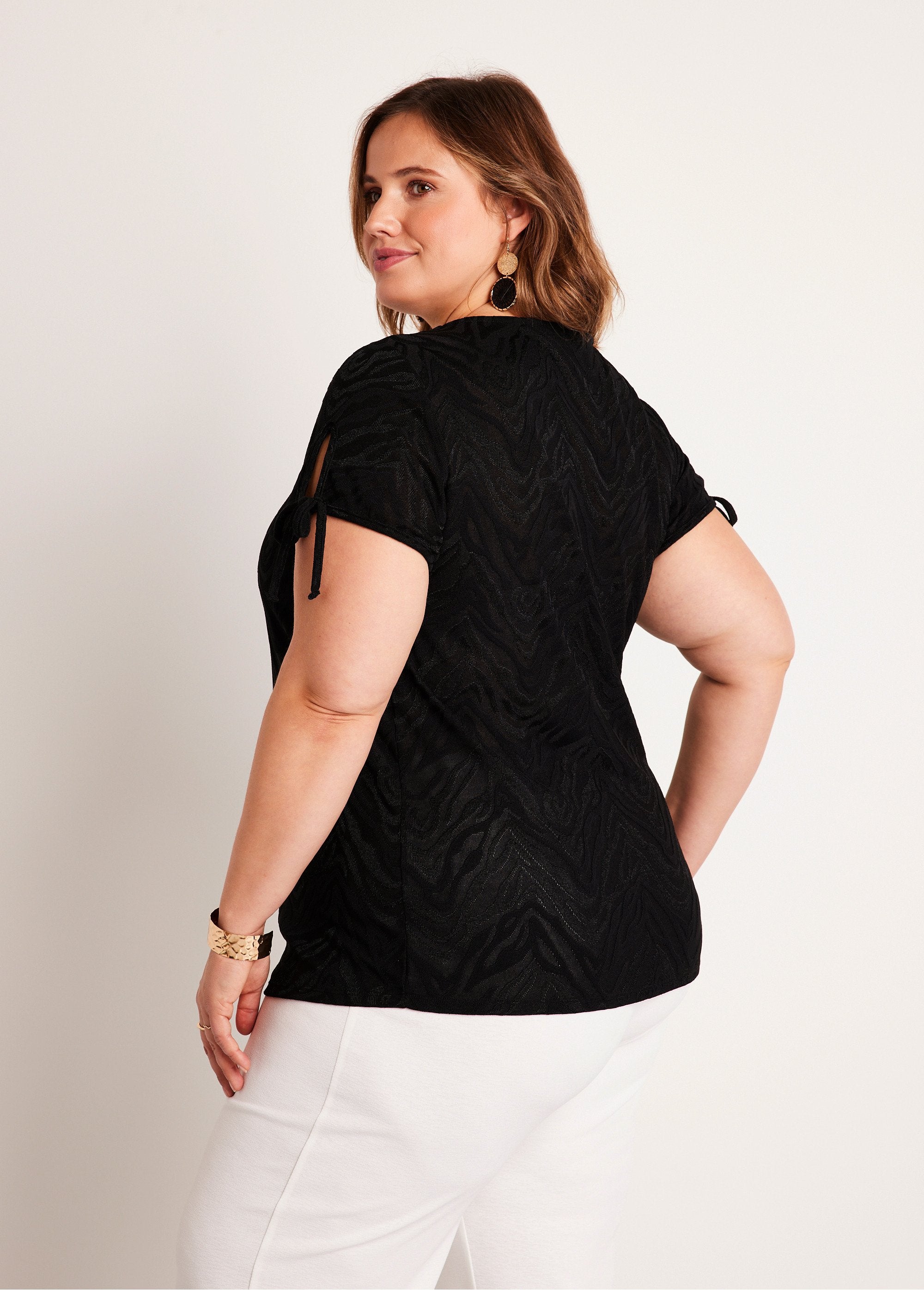 Long_loose_V-neck_t-shirt_Black_DO1_curvy