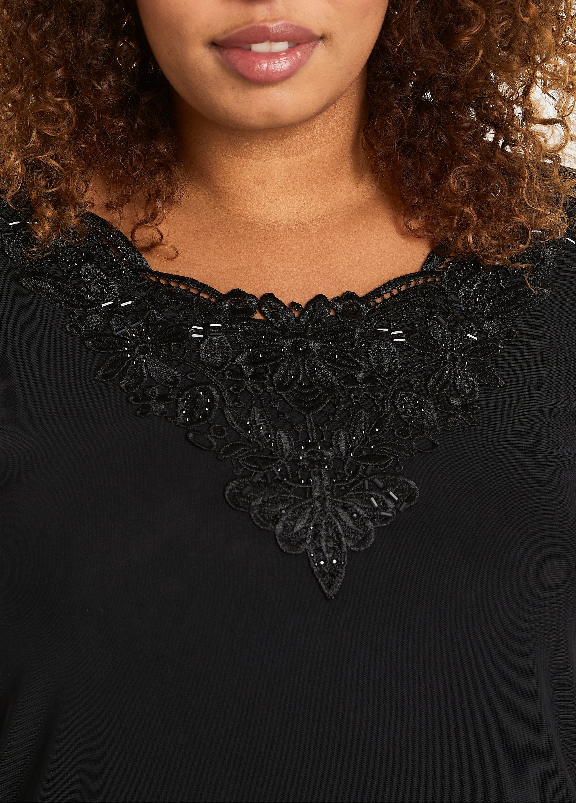 Long_loose_embroidered_fishnet_T-shirt_Black_DE2_curvy