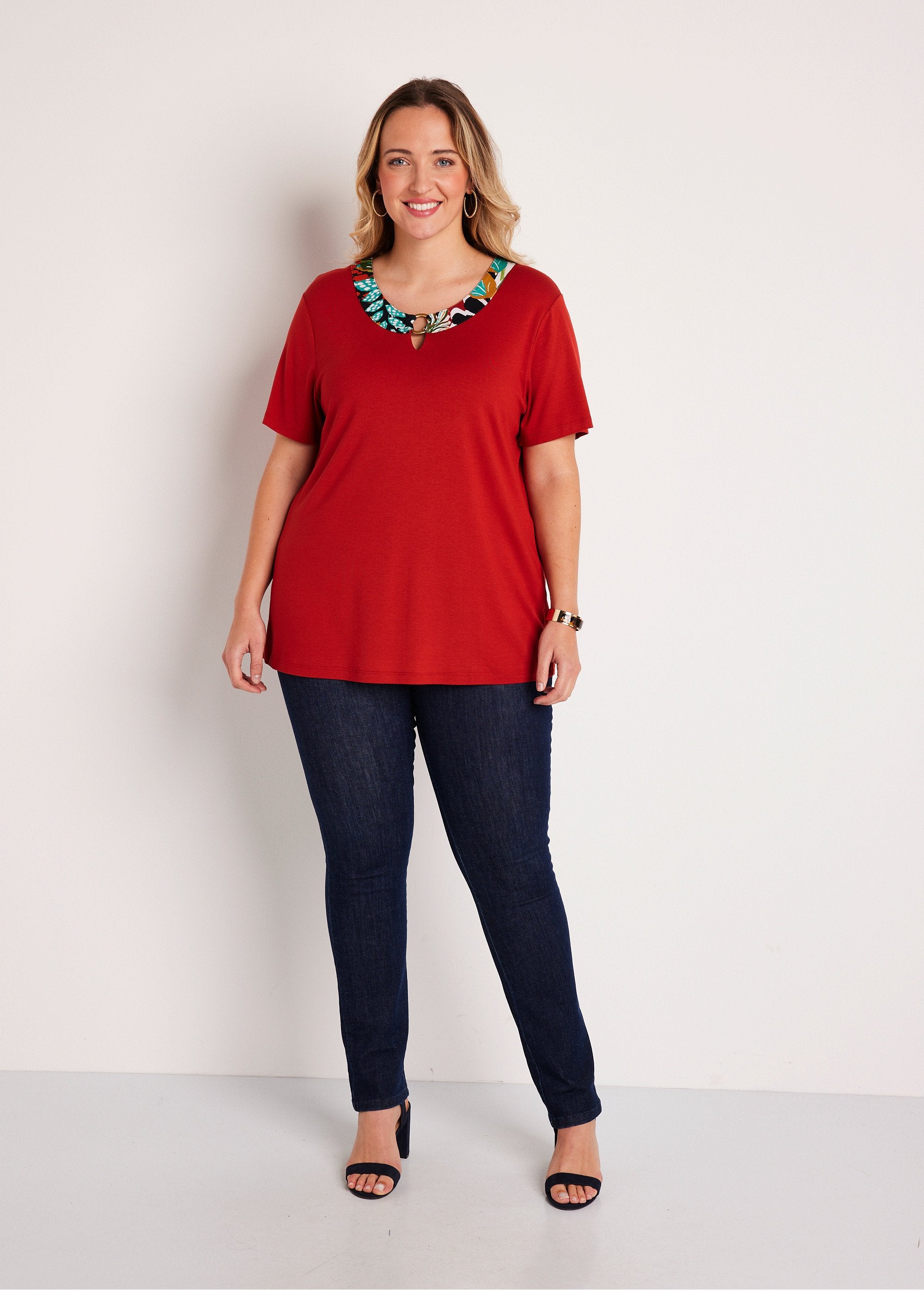 Plain_or_printed_short-sleeved_T-shirt_Plain_paprika_SF1_curvy