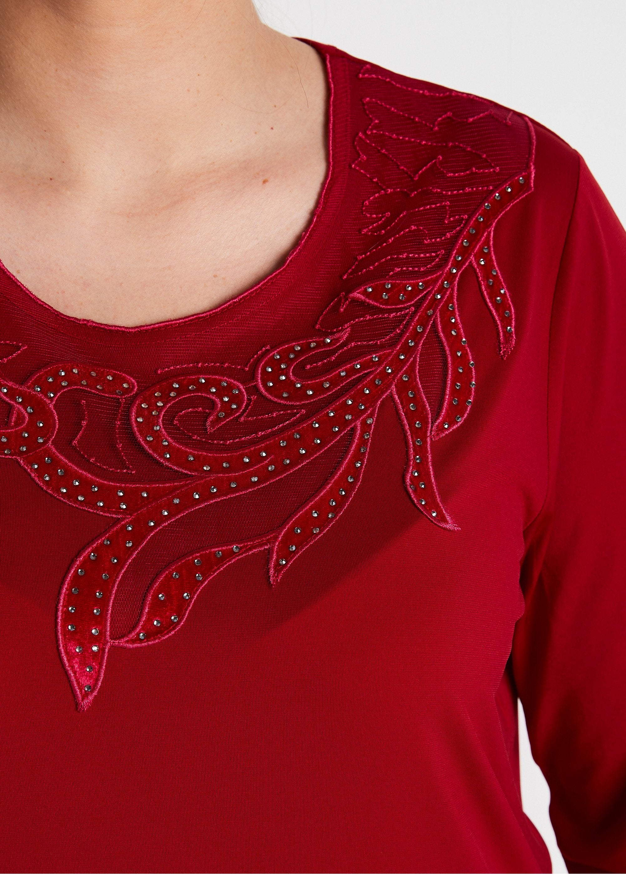 T-shirt_court_col_rond_résille_brodé_strass_Rouge_DE2_curvy