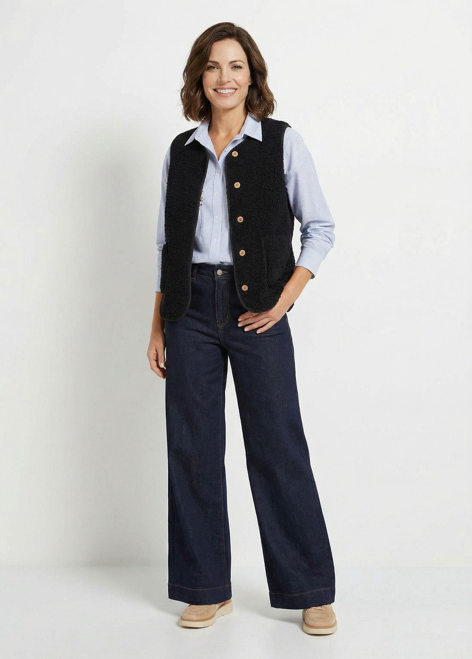 Sleeveless_jacket_in_sherpa_with_velvety_interior_Marine_SF1_slim