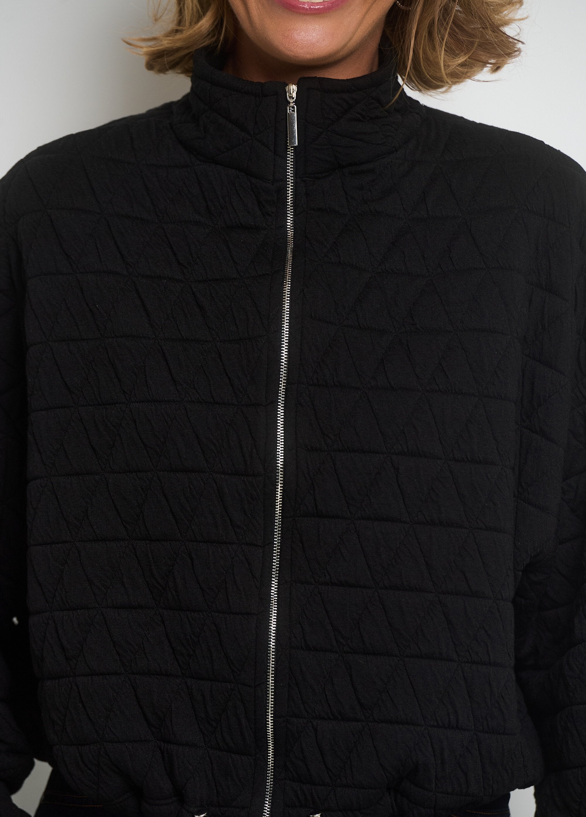 Quilted_zip-up_jacket_with_stand-up_collar_Black_DE3_slim